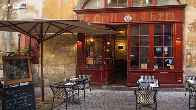 La devanture rouge du Grill au Thym, rue des Faussets